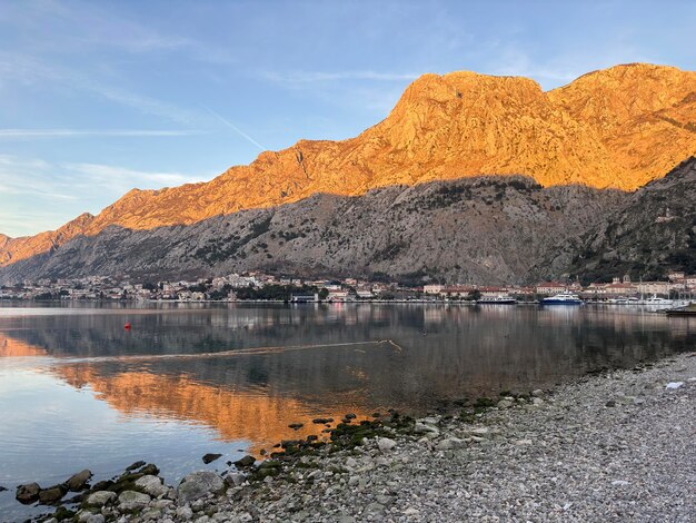 Canards de mer, mouettes, vagues de la baie, montagnes du Monténégro, ville de Kotor