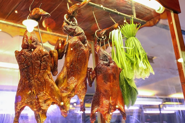 Photo des canards rôtis, des canards de pékin, sont exposés dans les vitrines d'un restaurant chinois dans le quartier chinois.