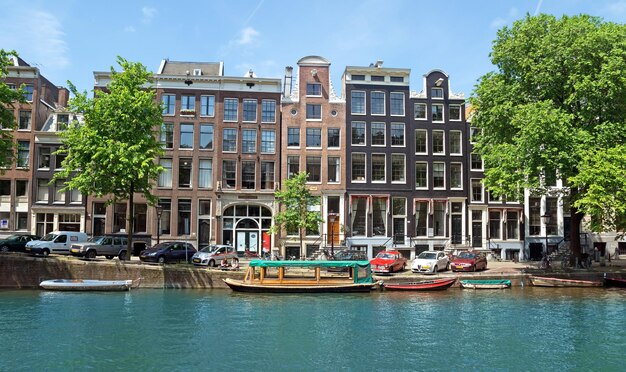 Canaux d'Amsterdam et maisons hollandaises typiques