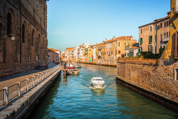 Canaux d'eau de renommée mondiale de Venezia, Vénétie, Italie.