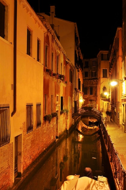 Canaux de Venise illuminés la nuit en Italie.