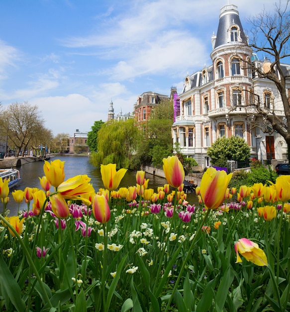 L'un des canaux de la vieille ville d'Amsterdam au printemps, Pays-Bas