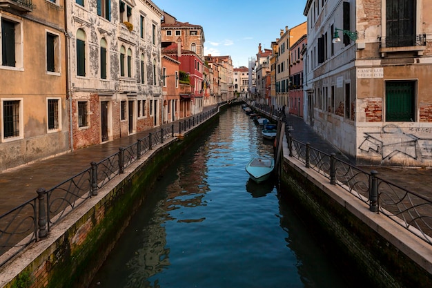 Canaux de la ville de Venise à l'architecture colorée traditionnelle, Italie..