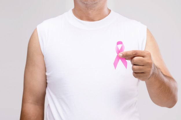 Cancer du sein chez les hommes concept: Portrait homme asiatique et ruban rose le symbole de la campagne contre le cancer du sein.