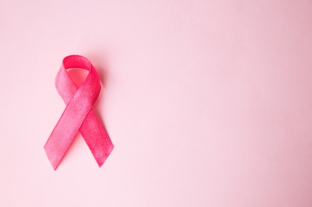 Cancer du sein ruban rose sur une rose. vue du à