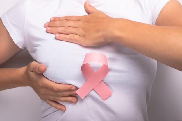 Cancer du sein, symbole du ruban rose de la lutte contre le cancer.