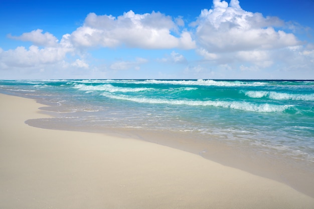 Cancun Delfines Beach à la zone hôtelière du Mexique