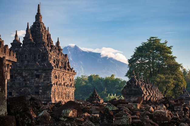 Candi Plaosan avec ciel dramatique le matin.