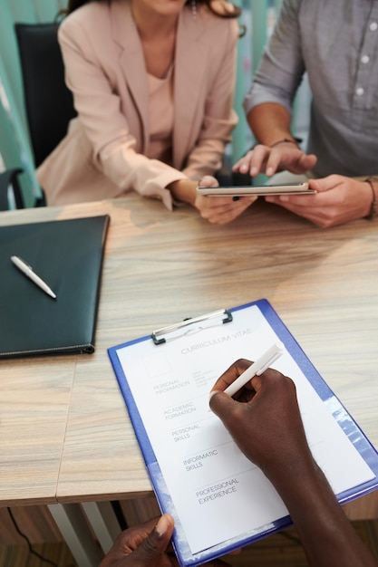 Photo candidat à l'emploi remplissant le formulaire de curriculum vitae