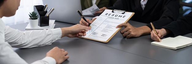 Le candidat et les enquêteurs discutent de l'expérience de travail lors d'un entretien d'embauche Prodigy