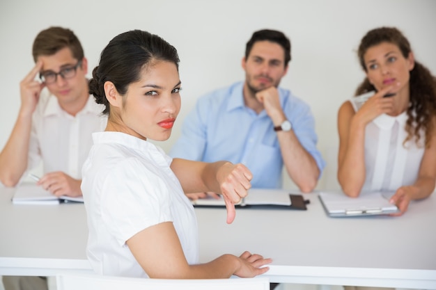 Candidat féminin gesticulant vers le bas