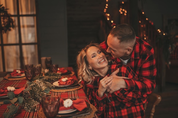 Candide authentique couple marié heureux passe du temps seul au lodge décoré de Noël