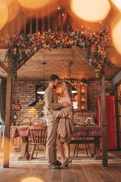 Candide authentique couple marié heureux passer du temps ensemble au pavillon en bois décoré de Noël