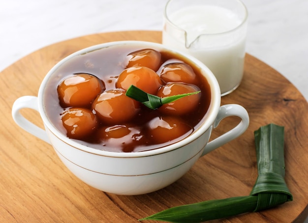 Candil ou Jenang Grendul est un dessert traditionnel de bouillie sucrée d'Indonésie