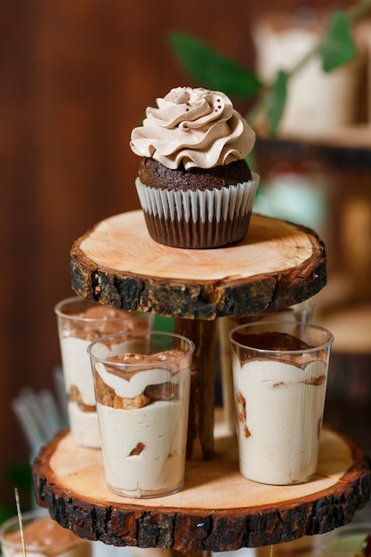 Candy Bar Sur Fête De Mariage En Bois Avec Beaucoup De Différents Bonbons Cupcakes Soufflé Et Gâteaux