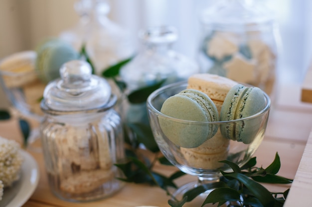 candy bar sur la fête. table douce au banquet pour anniversaire ou fête de mariage.