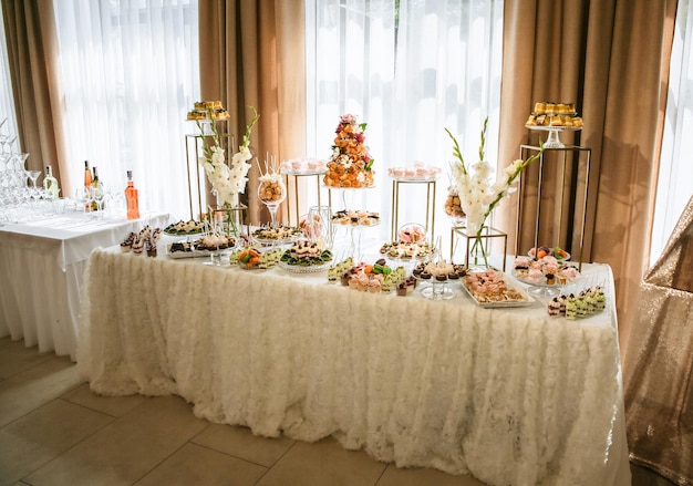 Candy bar à la réception de mariage Cupcakes et bonbons Belles décorations Fleurs blanches Délicieux desserts