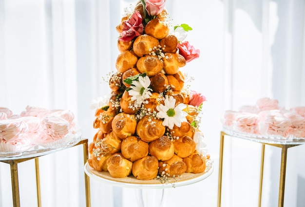 Candy bar à la réception de mariage Eclairs avec des fleurs Belles décorations