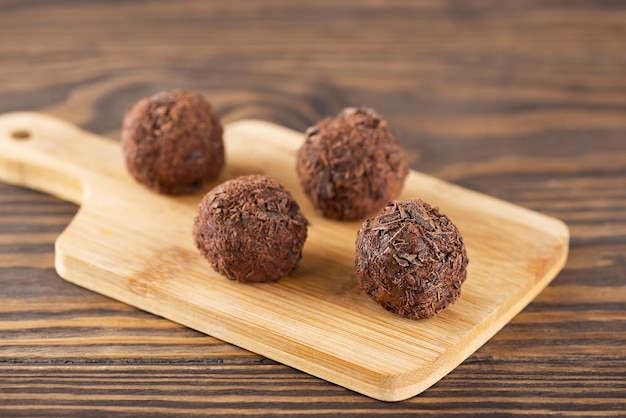 Candy brigadeiro truffes au chocolat sur une planche de bois bonbons brésiliens