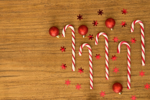 Photo candy canes avec des boules de noël