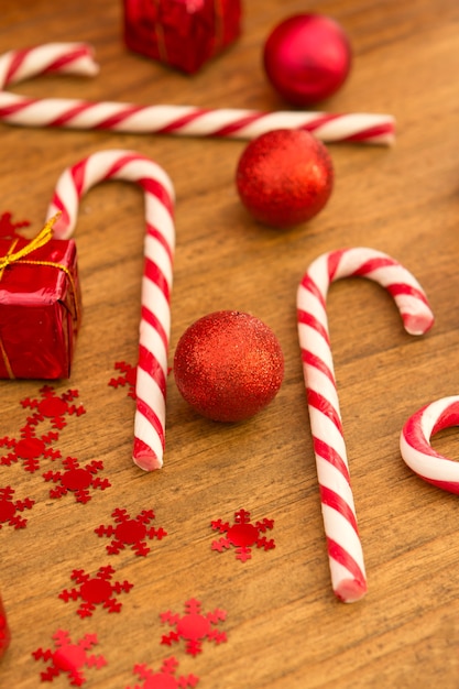 Candy canes avec des boules de Noël