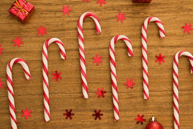 Candy canes avec des boules de Noël