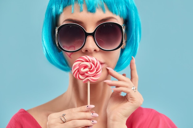 Candy Lolli pop Party Girl posant en studio bleu Jeux de rôle halloween concept sweet amant