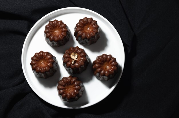 Caneles de bordeaux Concept de cuisine dessert sucré traditionnel français