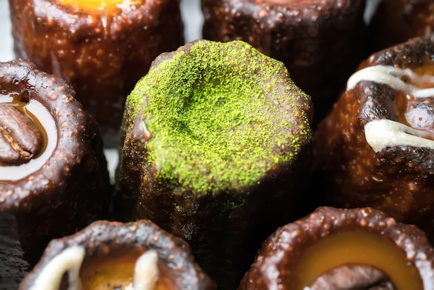 Caneles De Bordeaux Est Une Petite Pâtisserie Au Rhum Et à La Vanille, Dessert Sucré Traditionnel Français.