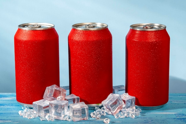 Canette de soda rouge sur fond bleu et avec de la glace et du froid