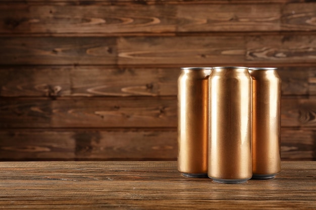 Canettes de bière sur fond de bois