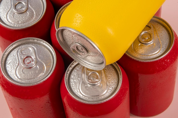 Canettes de soda rouges froides avec une jaune pour une utilisation conceptuelle