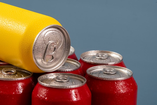 Canettes de soda rouges froides avec une jaune pour une utilisation conceptuelle