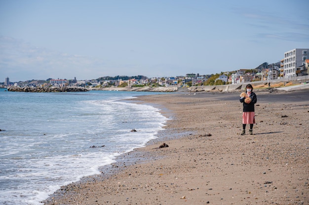 Caniche de mer et jouet