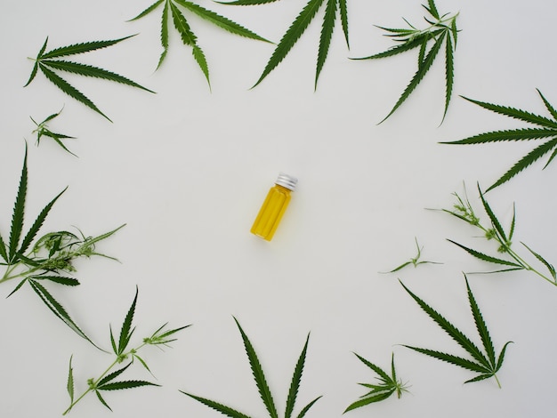 Cannabis avec extrait d'huile en bouteille