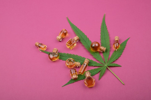 Cannabis, extraits d'huile de cannabis en pots