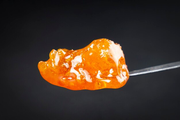 Cannabis golden dab dans de la cire de résine de thc foncée en gros plan