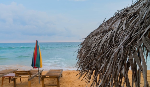 Canne parapluie sur la plage dans l&#39;océan