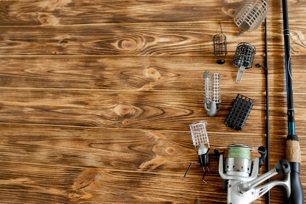 Canne à pêche avec accessoires sur table en bois