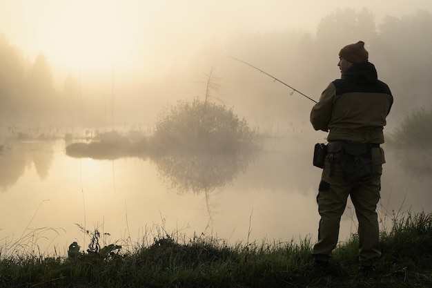 Canne à pêche lac pêcheur hommes sport été leurre coucher de soleil eau en plein air lever du soleil poisson