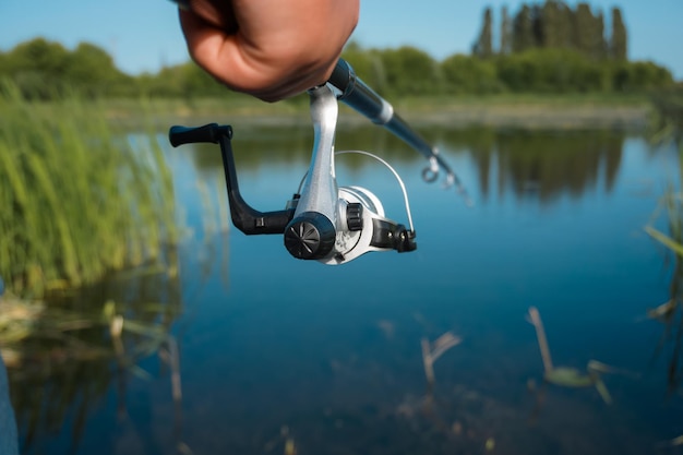 Canne à pêche à la main sur un fond de lac