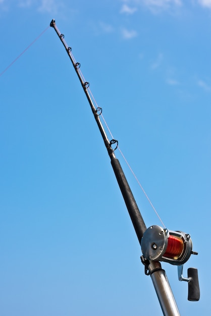 Canne à pêche et moulinet sur un yacht à voile