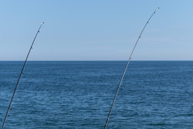 canne à pêche sur l'océan bleu