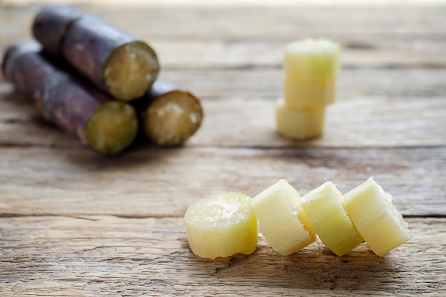 canne à sucre sur table en bois