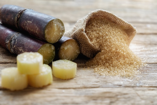 canne à sucre sur table en bois