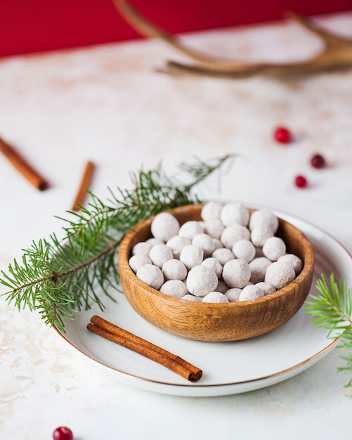 Canneberges Au Sucre En Poudre Dans Une Assiette Avec Un Tube De Cannelle Et Une Branche De Sapin