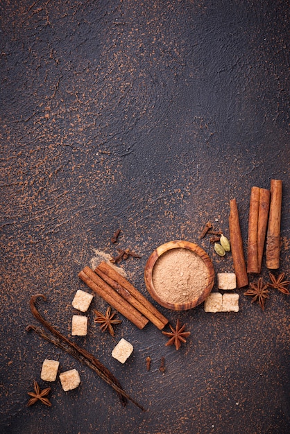 Cannelle, anis, cardamome, trèfle et sucre