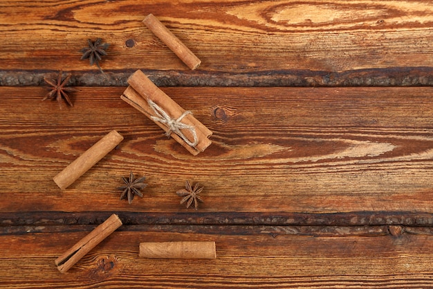 Cannelle sur un fond en bois foncé avec un espace pour le texte