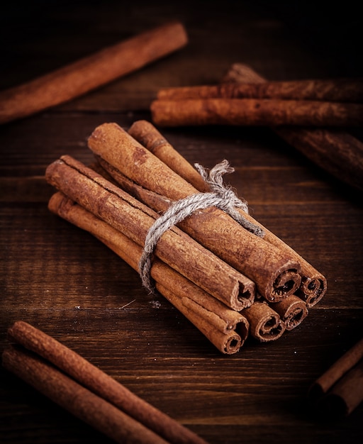 Cannelle sur le fond en bois.