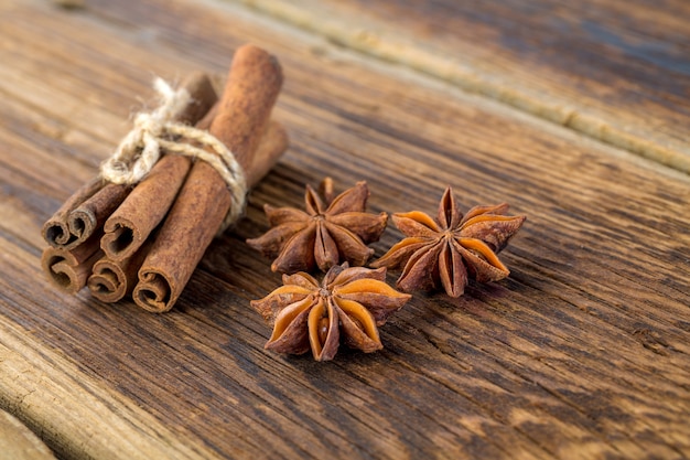 Cannelle sur un fond en bois